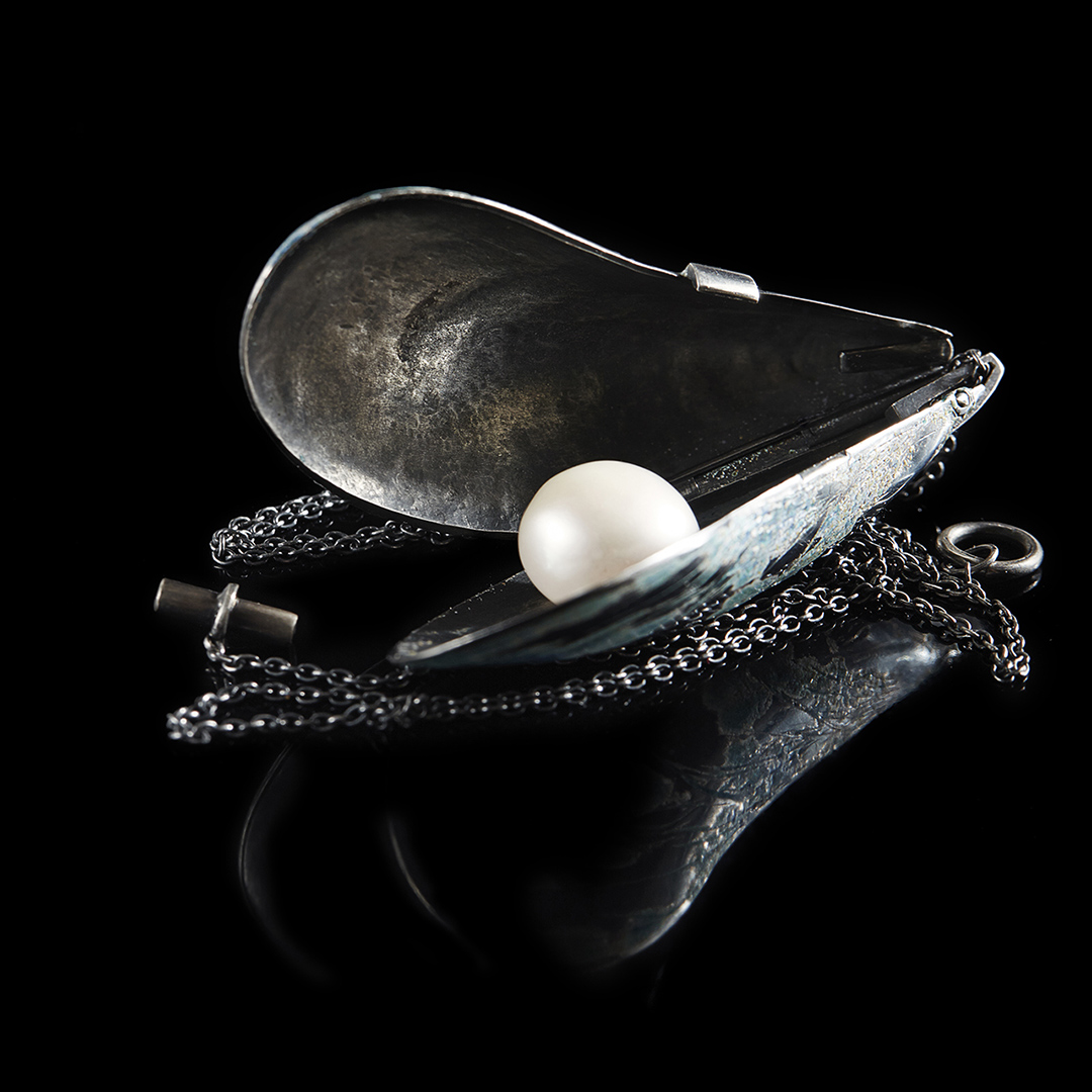 Merilin Pedastsaar - silver 925, baroque tahitian pearl, enamel. Äge kaelakee